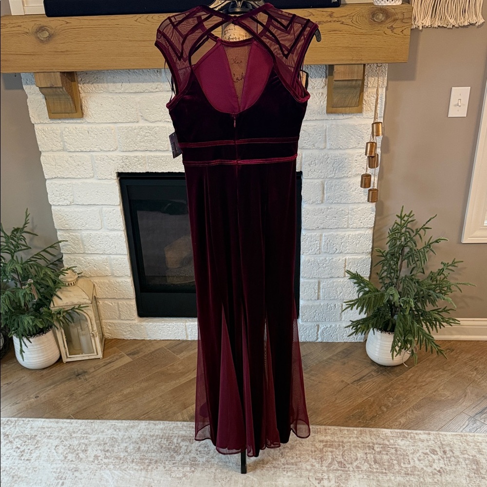 Elegant Sleeveless Burgundy Maxi Dress - Picture 4 of 5